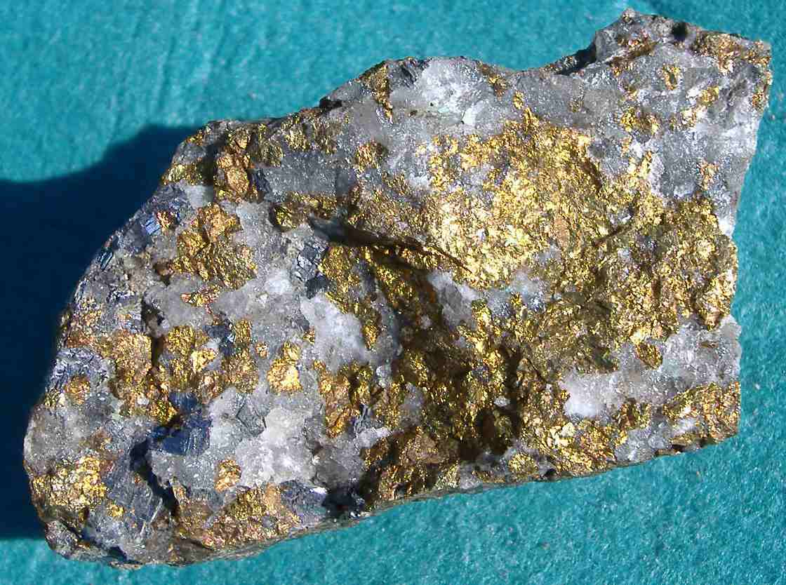 Gold stone. Пирит самородок. Кварц-золото-сульфидная руда. Пирит самородок камень. Минерал самородок кварц.